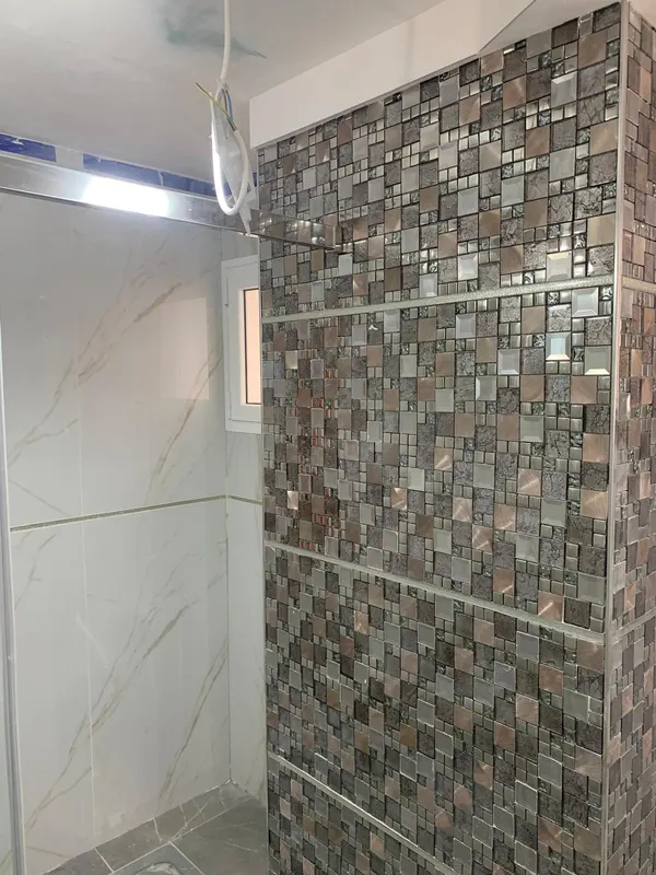 Paño de mosaico de vidrio a altura completa